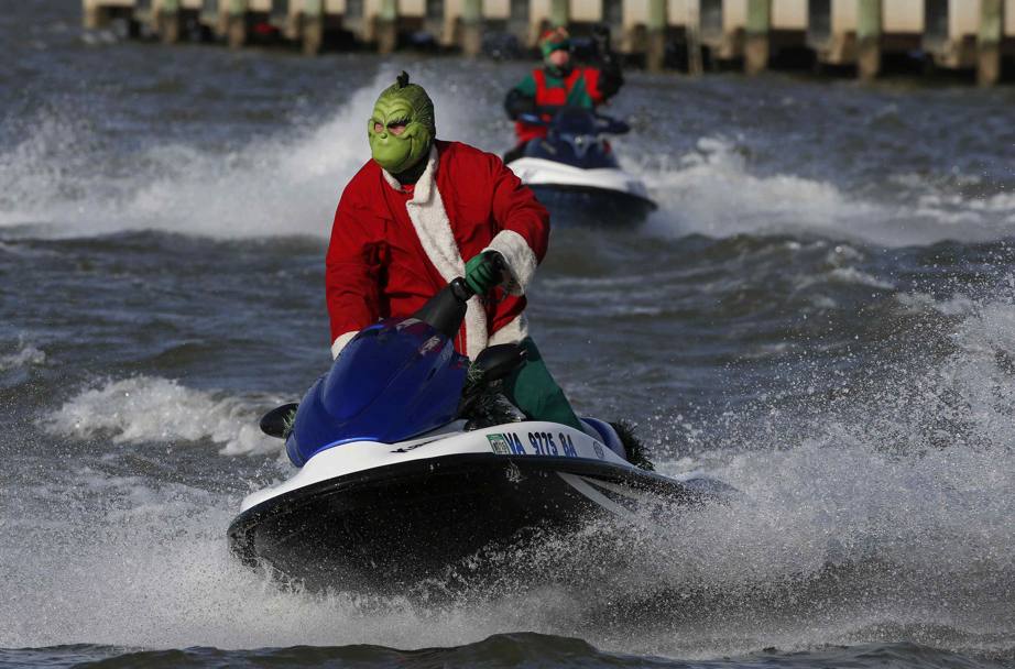 E sul fiume della capitale statunitense non manca il Grinch, ovviamente natalizio. Reuters